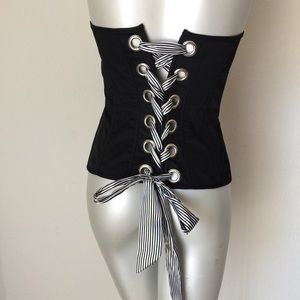 Tie up corset with detail